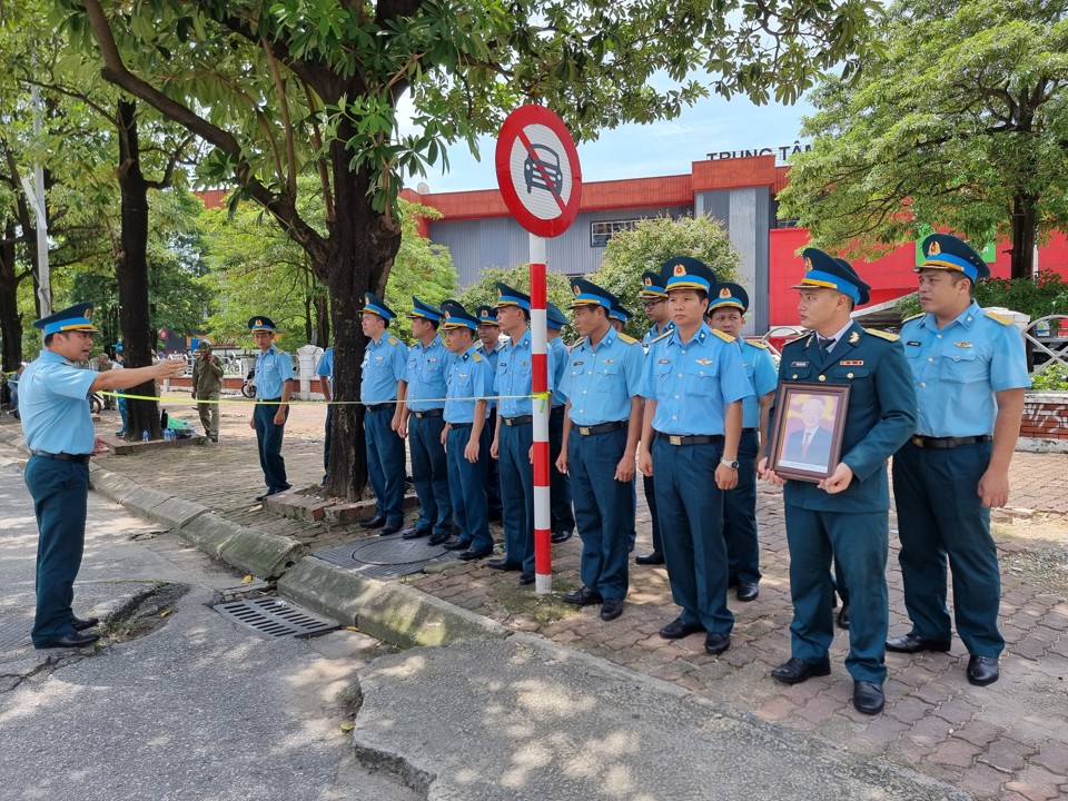 Tại Trần Duy Hưng, c&aacute;c chiến sĩ Sư đo&agrave;n 361, qu&acirc;n chủng ph&ograve;ng kh&ocirc;ng kh&ocirc;ng qu&acirc;n đ&atilde; c&oacute; mặt để tiễn đưa Tổng B&iacute; thư Nguyễn Ph&uacute; Trọng. Ảnh: Văn Trọng