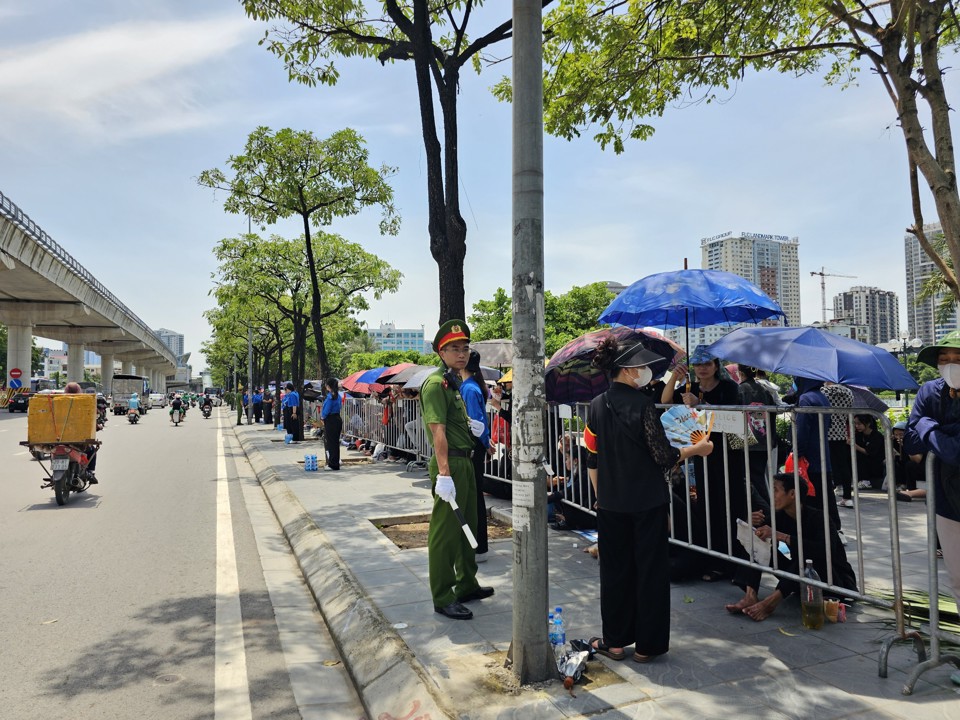 Hà Nội: "biển người" đội nắng, bật khóc tiễn biệt Tổng Bí thư Nguyễn Phú Trọng - Ảnh 8