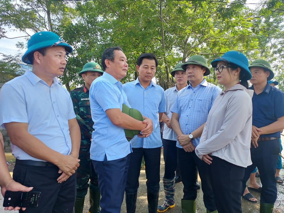 Ph&oacute; Chủ tịch Thường trực UBND TP H&agrave; Nội L&ecirc; Hồng Sơn thăm hỏi, động vi&ecirc;n c&aacute;n bộ v&agrave; Nh&acirc;n d&acirc;n x&atilde; Nam Phương Tiến.