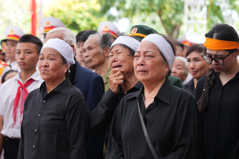 Hà Nội: "biển người" đội nắng, bật khóc tiễn biệt Tổng Bí thư Nguyễn Phú Trọng - Ảnh 17