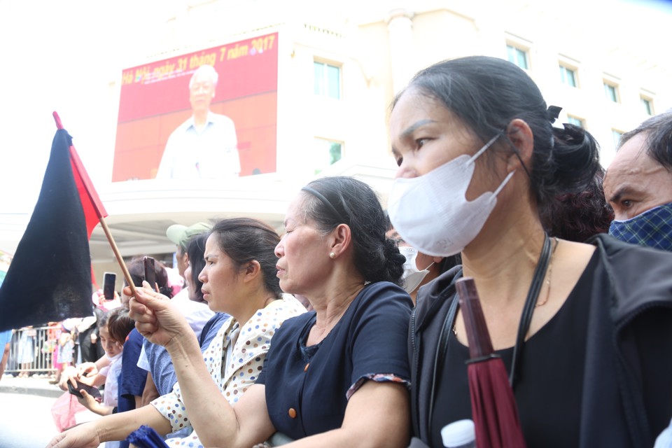 Người d&acirc;n đứng tr&ecirc;n phố Tr&agrave;ng Tiền. Ảnh: Phạm H&ugrave;ng