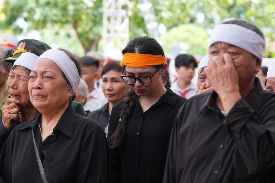 Hà Nội: "biển người" đội nắng, bật khóc tiễn biệt Tổng Bí thư Nguyễn Phú Trọng - Ảnh 18