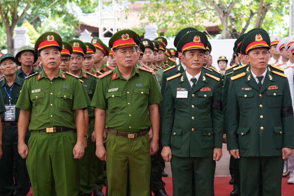 Hà Nội: "biển người" đội nắng, bật khóc tiễn biệt Tổng Bí thư Nguyễn Phú Trọng - Ảnh 19