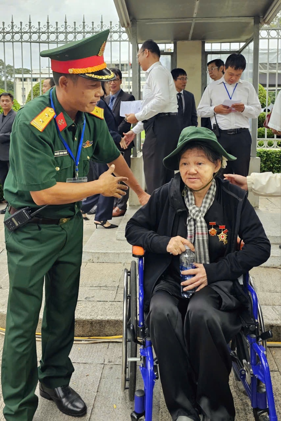 B&aacute;c Trần Thị Kim Hiến, cựu nh&acirc;n vi&ecirc;n Hội chữ thập đỏ ngụ tại (quận 12, TP Hồ Ch&iacute; Minh) d&ugrave; sức khoẻ yếu vẫn ngồi xe lăn đến viếng&nbsp;Tổng B&iacute; thư Nguyễn Ph&uacute; Trọng