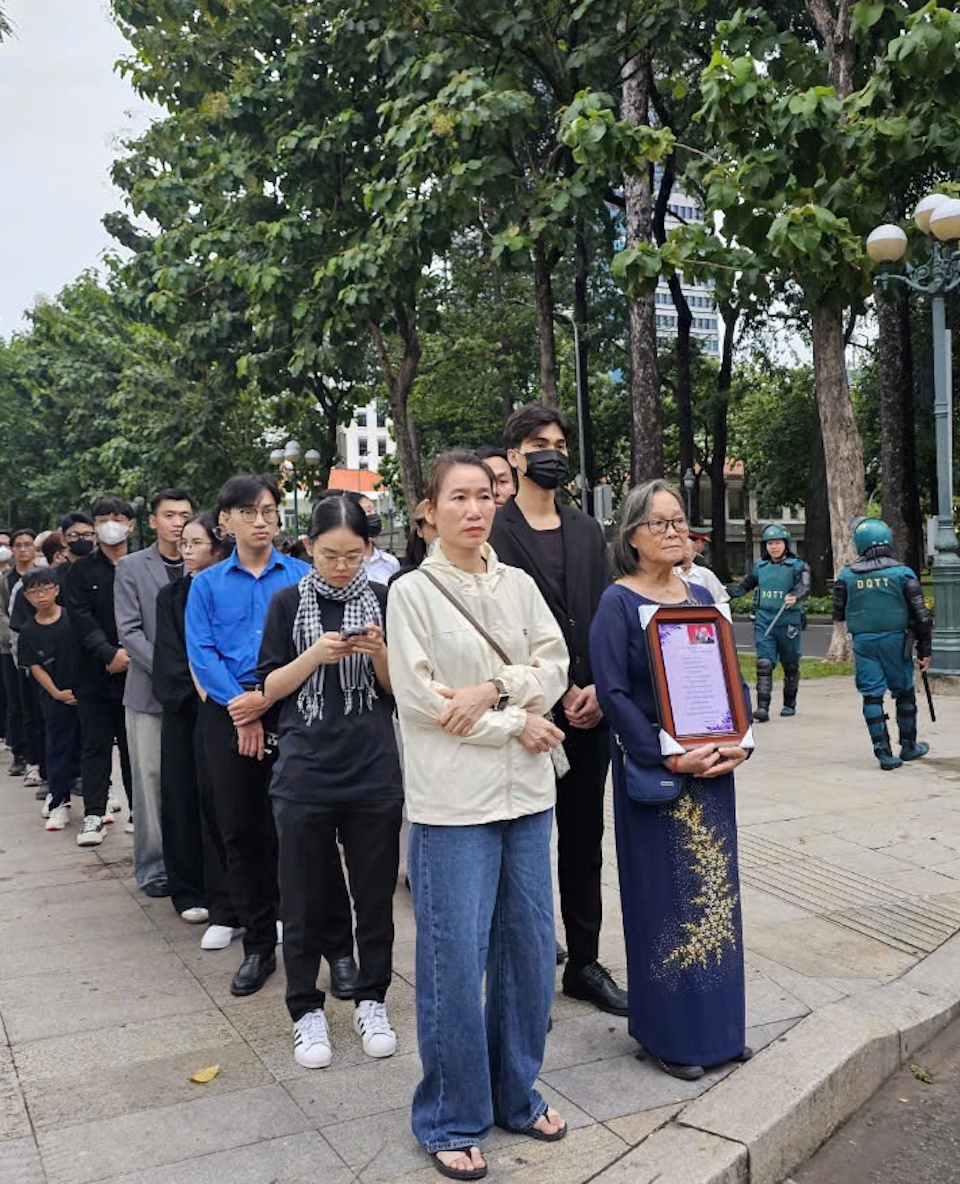 D&ograve;ng người lặng lẽ xếp h&agrave;ng chờ viếng Tổng B&iacute; thư Nguyễn Ph&uacute; Trọng. Mọi người nghi&ecirc;m trang th&agrave;nh k&iacute;nh, sẵn s&agrave;ng chờ đợi nhiều giờ đồng hồ để v&agrave;o viếng Tổng B&iacute; thư,&nbsp;b&agrave;y tỏ niềm tiếc thương trước sự ra đi của nh&agrave; l&atilde;nh đạo t&agrave;i ba của đất nước