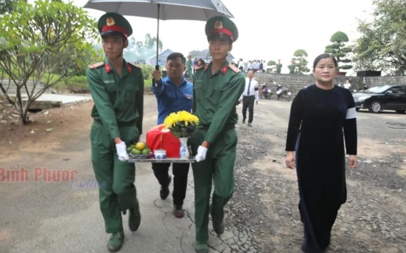 Ph&oacute; B&iacute; thư Tỉnh ủy, Chủ tịch UBND tỉnh Trần Tuệ Hiền đưa h&agrave;i cốt c&aacute;c liệt sĩ ra phần mộ về với đất mẹ.