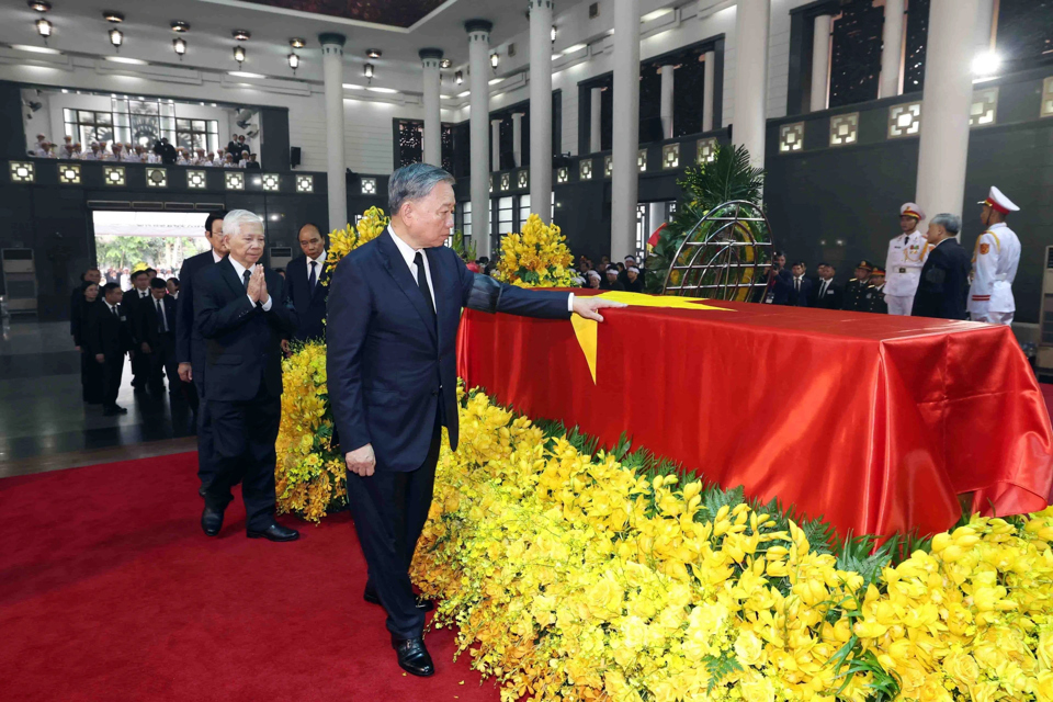 Chủ tịch nước Tô Lâm cùng các lãnh đạo, nguyên lãnh đạo Đảng, Nhà nước đi vòng quanh linh cữu Tổng Bí thư Nguyễn Phú Trọng. Ảnh: TTXVN