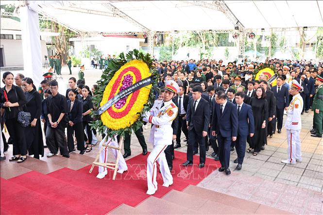 Đoàn đại biểu huyện đảo C&ocirc; T&ocirc; (Quảng Ninh) viếng Tổng B&iacute; thư Nguyễn Ph&uacute; Trọng. Ảnh: TTXVN