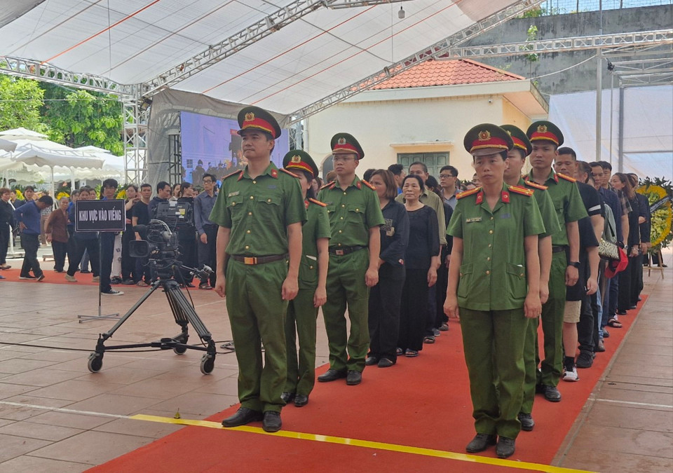 C&ocirc;ng an th&agrave;nh phố H&agrave; Nội v&agrave; người d&acirc;n v&agrave;o viếng Tổng B&iacute; thư Nguyễn Ph&uacute; Trọng. Ảnh: Ho&agrave;ng Sơn