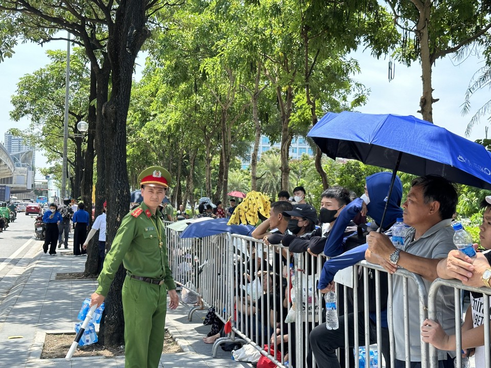 Hà Nội: "biển người" đội nắng, bật khóc tiễn biệt Tổng Bí thư Nguyễn Phú Trọng - Ảnh 9