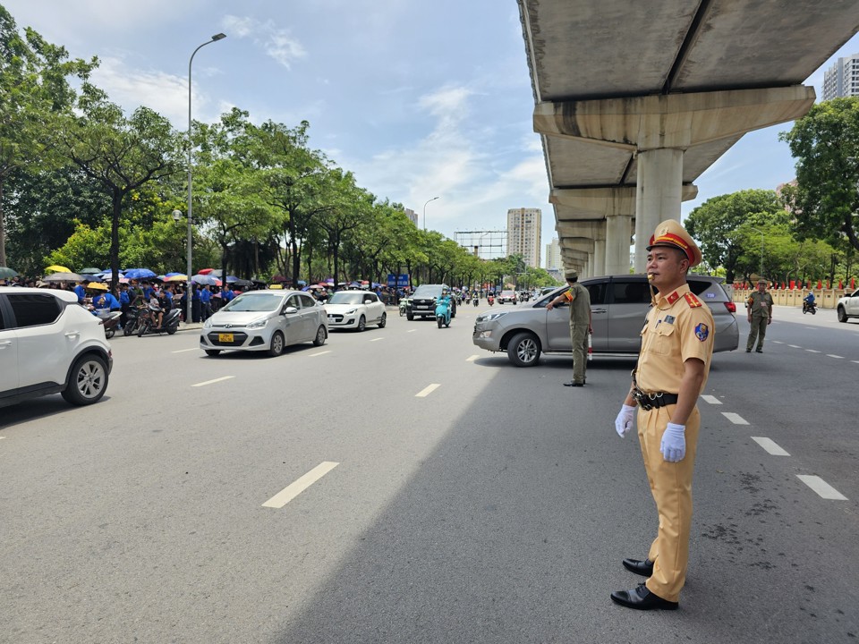 Tăng cường an ninh, ph&acirc;n luồng giao th&ocirc;ng tr&ecirc;n c&aacute;c tuyến đường hướng về Nghĩa trang Mai Dịch.