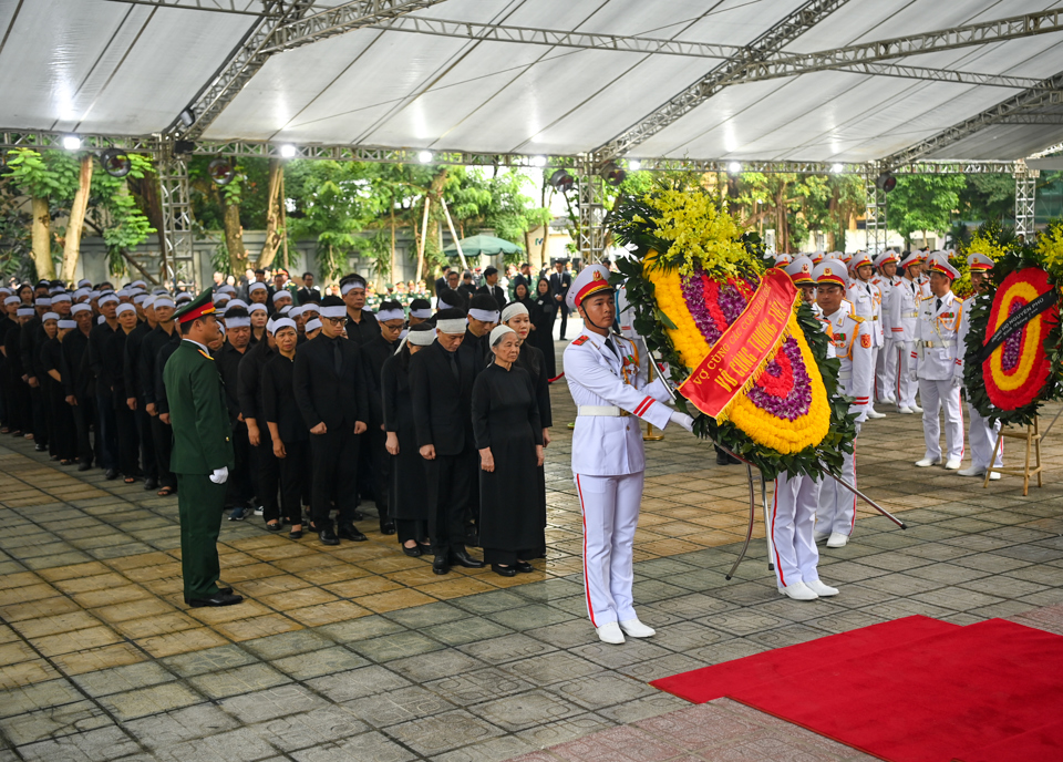 Đoàn gia đình và dòng họ gồm vợ cùng các con, cháu, chắt chuẩn bị vào viếng Tổng Bí thư Nguyễn Phú Trọng. Ảnh: Hải Linh