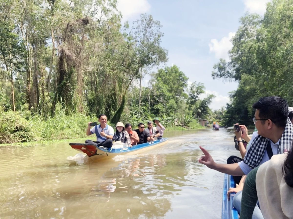 Du khách tham quan tại khu du lịch sinh thái Mùa Xuân, tỉnh Hậu Giang. Ảnh: Mỹ Phương