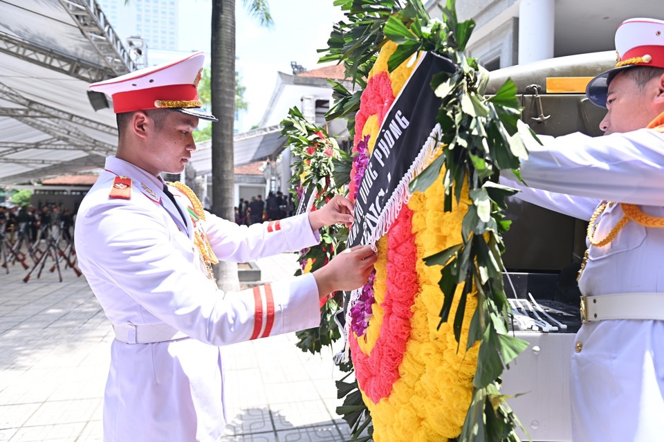 Hà Nội: "biển người" đội nắng, bật khóc tiễn biệt Tổng Bí thư Nguyễn Phú Trọng - Ảnh 5