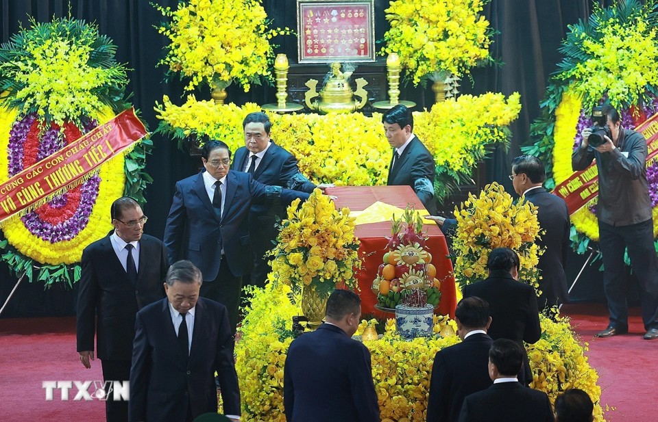 C&aacute;c đồng ch&iacute; l&atilde;nh đạo Đảng, Nh&agrave; nước đi v&ograve;ng quanh linh cữu lần cuối, tiễn biệt Tổng B&iacute; thư Nguyễn Ph&uacute; Trọng. (Ảnh: TTXVN)