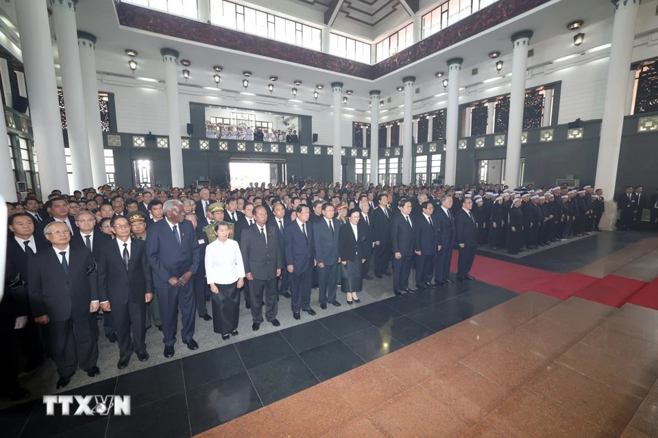 C&aacute;c đại biểu c&ugrave;ng gia quyến Tổng B&iacute; thư Nguyễn Ph&uacute; Trọng tại Lễ truy điệu. (Ảnh: TTXVN)