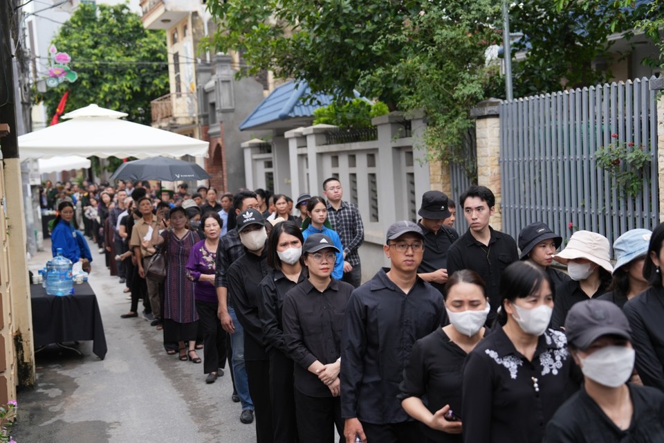 Người d&acirc;n huyện Đ&ocirc;ng Anh lặng lẽ đến viếng Tổng B&iacute; thư Nguyễn Ph&uacute; Trọng tại qu&ecirc; nh&agrave; ở x&atilde; Đ&ocirc;ng Hội. Ảnh: Phạm H&ugrave;ng