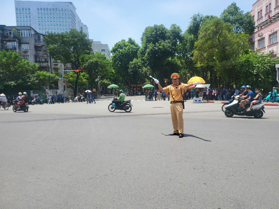 Ngay từ sớm lực lượng CSGT c&oacute; mặt tr&ecirc;n c&aacute;c tuyến đường để đảm bảo an to&agrave;n giao th&ocirc;ng phục vụ cho đo&agrave;n đưa linh cữu Tổng B&iacute; thư đi qua.