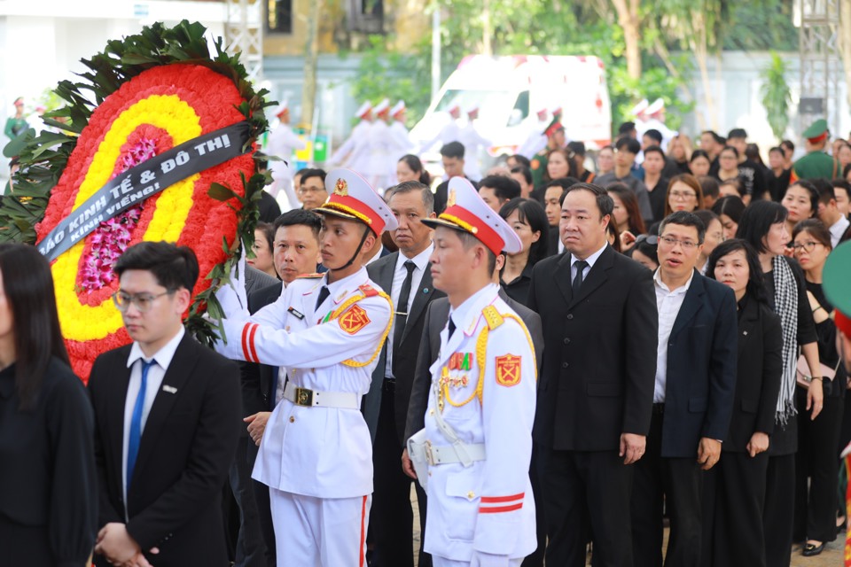 S&aacute;ng 26/7, Đo&agrave;n c&aacute;n bộ, ph&oacute;ng vi&ecirc;n, người lao động B&aacute;o Kinh tế &amp; Đ&ocirc; thị do Tổng Bi&ecirc;n tập B&aacute;o Kinh tế &amp; Đ&ocirc; thị Nguyễn Th&agrave;nh Lợi l&agrave;m Trưởng đo&agrave;n viếng Tổng B&iacute; thư Nguyễn Ph&uacute; Trọng tại Nh&agrave; tang lễ Quốc gia số 5 Trần Th&aacute;nh T&ocirc;ng. Ảnh: Thanh Hải