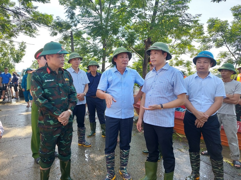 Ph&oacute; Chủ tịch Thường trực UBND TP L&ecirc; Hồng Sơn chỉ đạo c&ocirc;ng t&aacute;c ph&ograve;ng chống lũ tại x&atilde; Nam Phương Tiến.