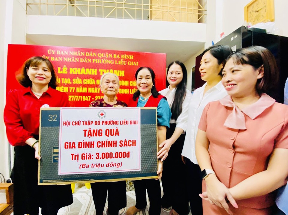 Phường Liễu Giai (quận Ba Đ&igrave;nh) kh&aacute;nh th&agrave;nh c&ocirc;ng tr&igrave;nh cải tạo, sửa chữa nh&agrave; cho b&agrave; Ph&ugrave;ng Thị Loan l&agrave; vợ liệt sĩ.&nbsp;