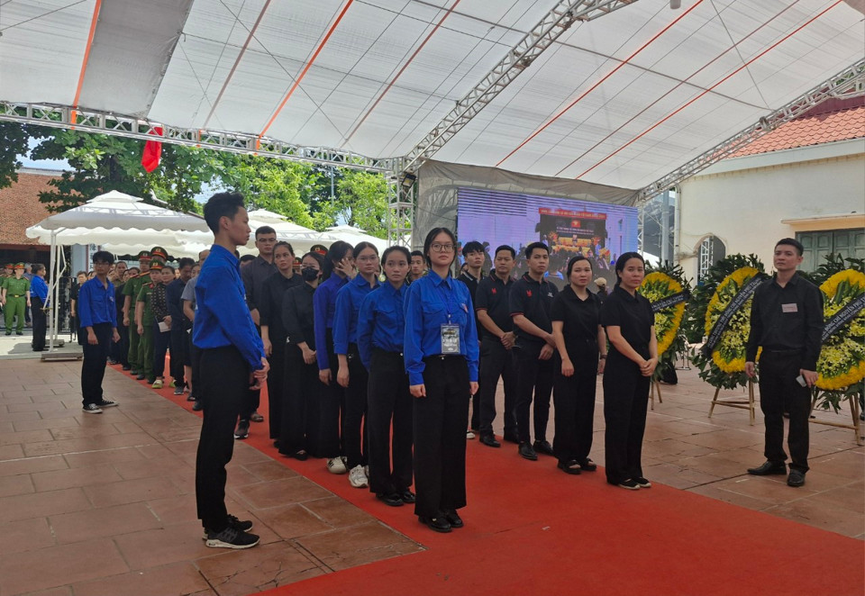 Đo&agrave;n Thanh ni&ecirc;n huyện Đ&ocirc;ng Anh v&agrave;o viếng Tổng B&iacute; thư Nguyễn Ph&uacute; Trọng. Ảnh: Ho&agrave;ng Sơn