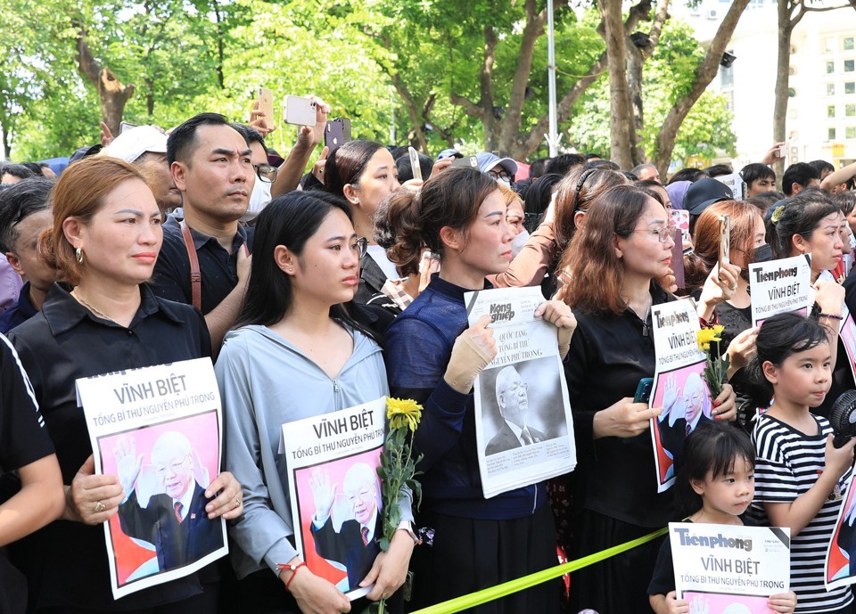 "Biển người" đứng hai b&ecirc;n đường phố H&agrave; Nội để vĩnh biệt Tổng B&iacute; thư Nguyễn Ph&uacute; Trọng. Ảnh: Phạm H&ugrave;ng