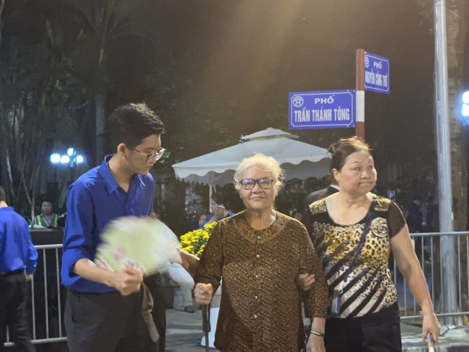 Lực lượng thanh ni&ecirc;n t&igrave;nh nguyện đ&atilde; hỗ trợ người d&acirc;n v&agrave;o viếng. Người cao tuổi đi lại kh&oacute; khăn đ&atilde; được hỗ trợ chu đ&aacute;o