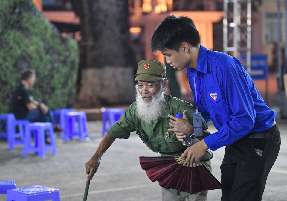 Thanh niên tình nguyện hỗ trợ Lễ Quốc tang bằng niềm vinh dự, lòng biết ơn - Ảnh 1