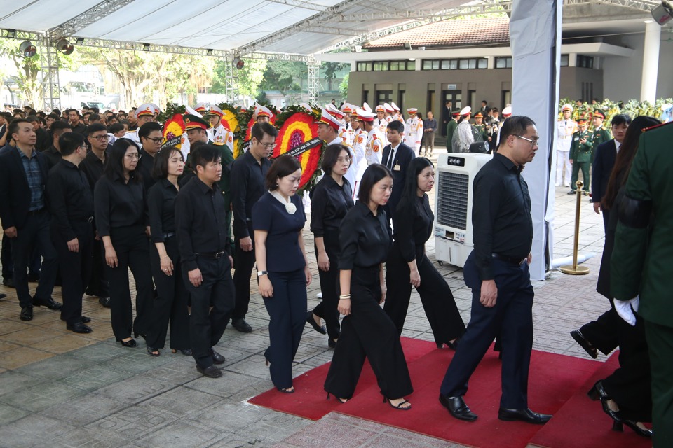 C&aacute;n bộ, c&ocirc;ng chức cơ quan Văn ph&ograve;ng Đo&agrave;n đại biểu Quốc hội v&agrave; HĐND TP viếng Tổng B&iacute; thư tại Nh&agrave; tang lễ Quốc gia