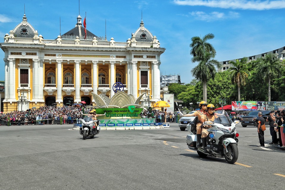 Xe tang di chuyển qua khu vực Nh&agrave; h&aacute;t Lớn