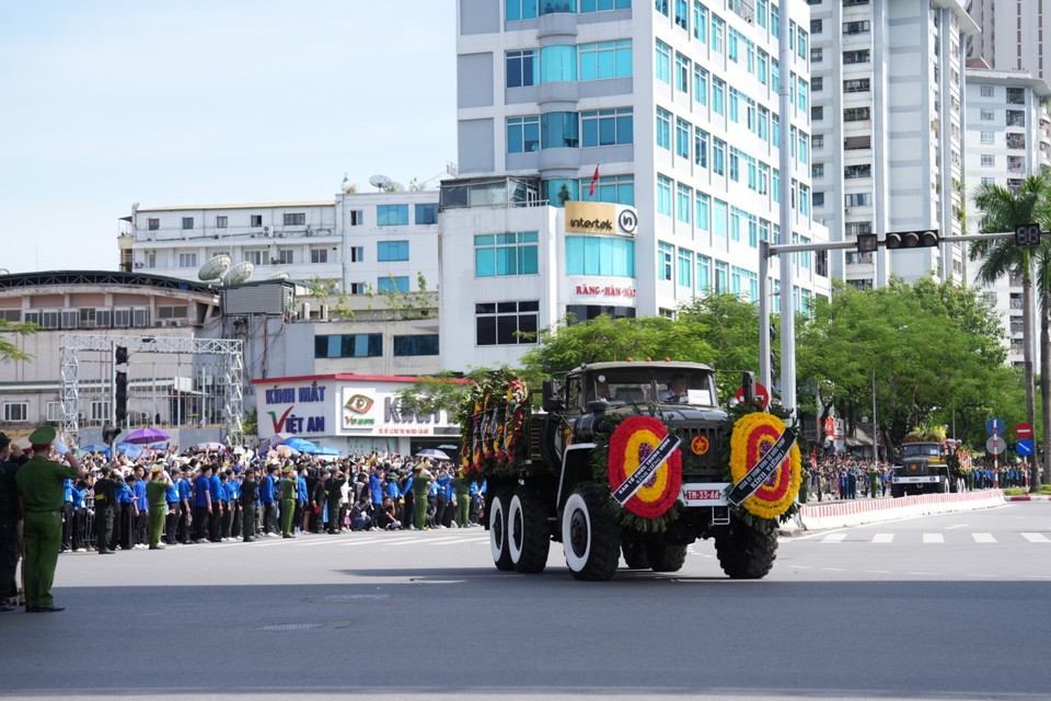 Hà Nội: "biển người" đội nắng, bật khóc tiễn biệt Tổng Bí thư Nguyễn Phú Trọng - Ảnh 25