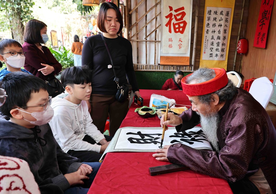 Xin chữ đầu năm. Ảnh: Hải Linh