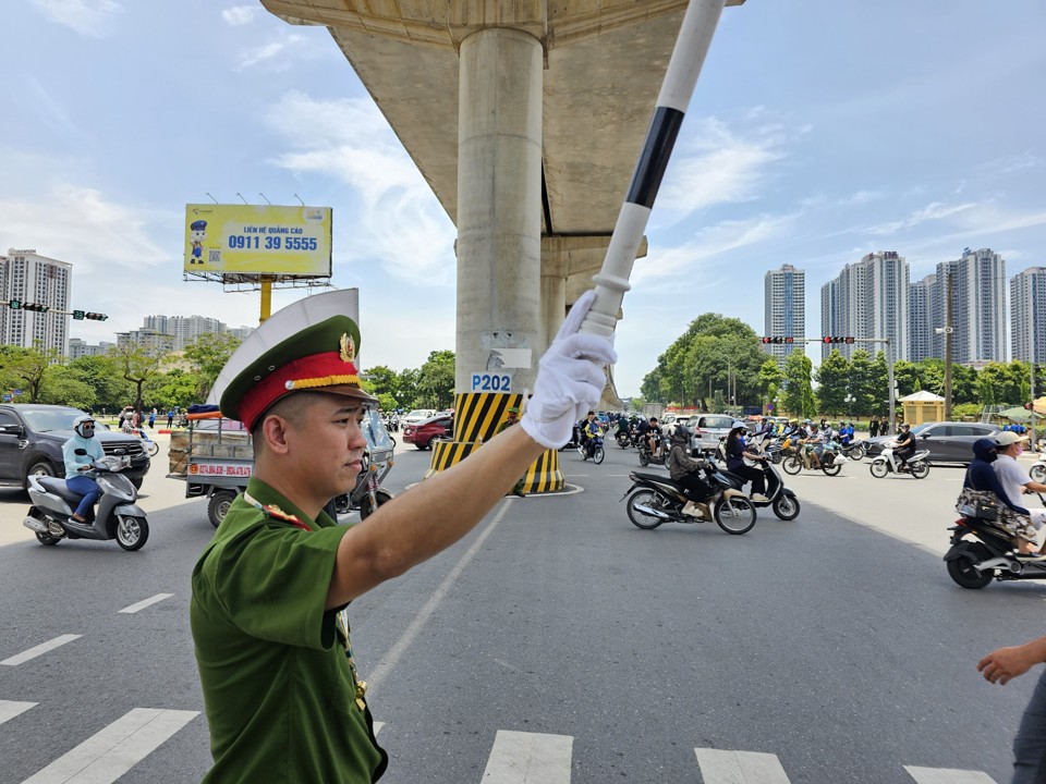 Thắt chặt an ninh, giao th&ocirc;ng tại khu vực Nghĩa trang Mai Dịch.