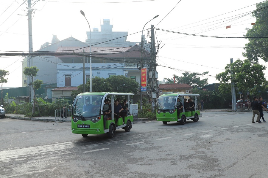 Trong 2 ng&agrave;y tổ chức Quốc tang, huyện Đ&ocirc;ng Anh đ&atilde; ph&acirc;n c&ocirc;ng tổ cơ sở vật chất v&agrave; phương &aacute;n dự ph&ograve;ng chuẩn bị đảm bảo cho tổ chức Lễ viếng, gồm: 3 nh&agrave; bạt; 3 m&agrave;n h&igrave;nh LED v&agrave; trang &acirc;m, loa m&aacute;y để phục vụ tiếp s&oacute;ng VTV v&agrave; truyền h&igrave;nh trực tiếp; 36 xe điện đưa đ&oacute;n Nh&acirc;n d&acirc;n đến viếng; 700 bộ b&agrave;n, 4.500 ghế; 150 &ocirc; di động, 300 &ocirc; cầm tay; 180 quạt lạnh, 80 quạt c&ocirc;ng nghiệp, 250 quạt m&aacute;y (bố tr&iacute; dọc tuyến đường v&agrave;o l&agrave;m lễ viếng); c&ugrave;ng vật tư thiết bị kh&aacute;c: nước uống, đồ ăn nhẹ, sổ tang, băng tang&hellip; Do nhận thấy Nh&acirc;n d&acirc;n đến viếng tăng cao v&agrave;o tối ng&agrave;y 25/7 v&agrave; s&aacute;ng ng&agrave;y 26/7, ngo&agrave;i duy tr&igrave; số lượng, Ban tổ chức đ&atilde; tăng cường bổ sung th&ecirc;m 20 xe &ocirc; t&ocirc; từ 29 - 45 chỗ để đưa đ&oacute;n Nh&acirc;n d&acirc;n đến viếng.