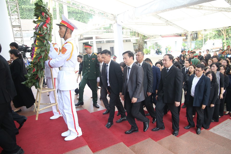 Đo&agrave;n c&aacute;n bộ, ph&oacute;ng vi&ecirc;n, người lao động B&aacute;o Kinh tế &amp; Đ&ocirc; thị v&agrave;o viếng Tổng B&iacute; thư Nguyễn Ph&uacute; Trọng tại Nh&agrave; tang lễ Quốc gia số 5 Trần Th&aacute;nh T&ocirc;ng. Ảnh: Ngọc T&uacute;