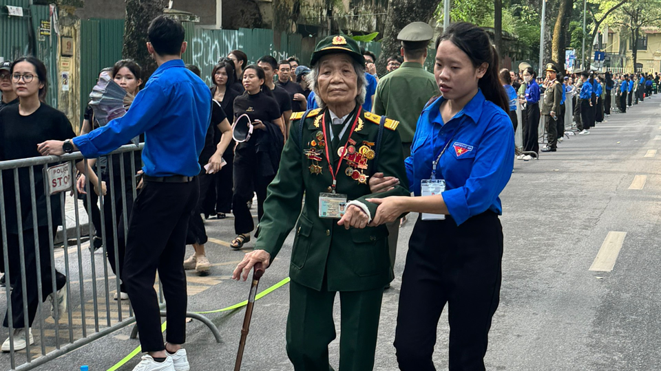 Thanh ni&ecirc;n t&igrave;nh nguyện hỗ trợ nữ cựu chiến v&agrave;o viếng Tổng B&iacute; thư Nguyễn Ph&uacute; Trọng tại Nh&agrave; tang lễ Quốc gia, s&aacute;ng 26/7