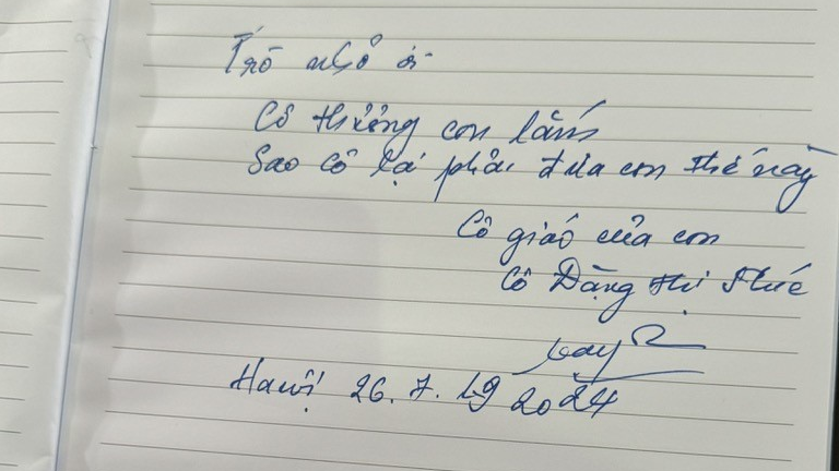 Cụ Đặng Thị Ph&uacute;c, gi&aacute;o vi&ecirc;n tiểu học của Tổng B&iacute; thư Nguyễn Ph&uacute; Trọng viết trong sổ tang: "Tr&ograve; nhỏ ơi, c&ocirc; thương con lắm, sao c&ocirc; phải đưa con thế n&agrave;y".