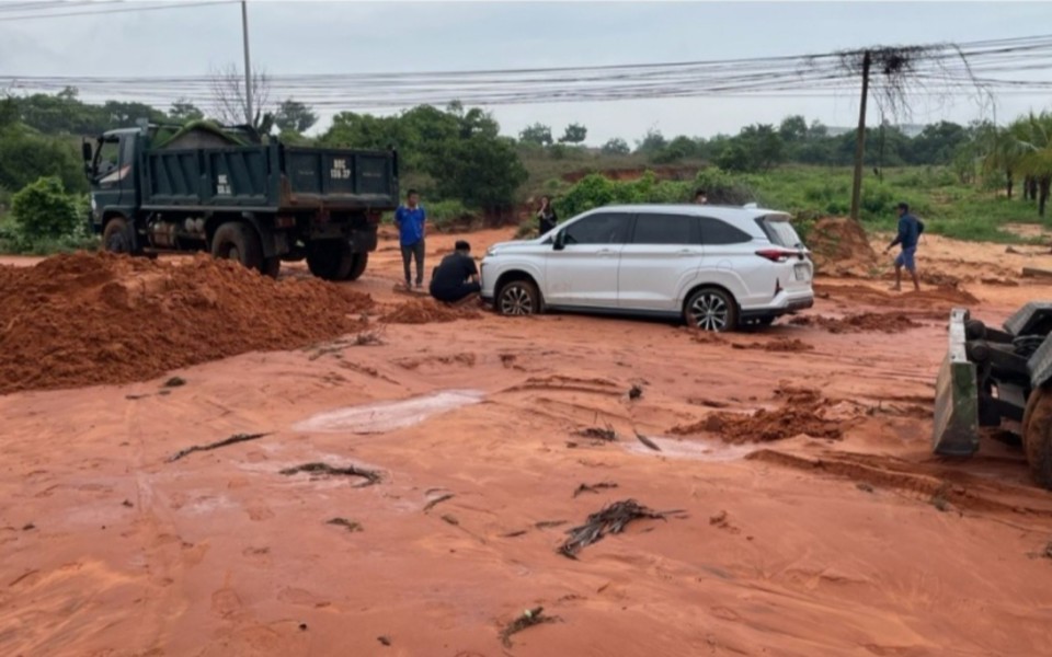 C&aacute;t đỏ g&acirc;y &aacute;ch tắc giao th&ocirc;ng tại th&agrave;nh phố Phan Thiết ng&agrave;y 27/7/2024.