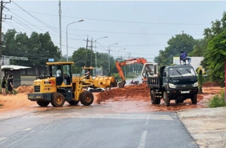 C&ocirc;ng t&aacute;c dọn dẹp c&aacute;t đỏ tr&agrave;n qua đường tại th&agrave;nh phố Phan Thiết, sau cơn mưa lớn v&agrave;o s&aacute;ng ng&agrave;y 27/7/2024.