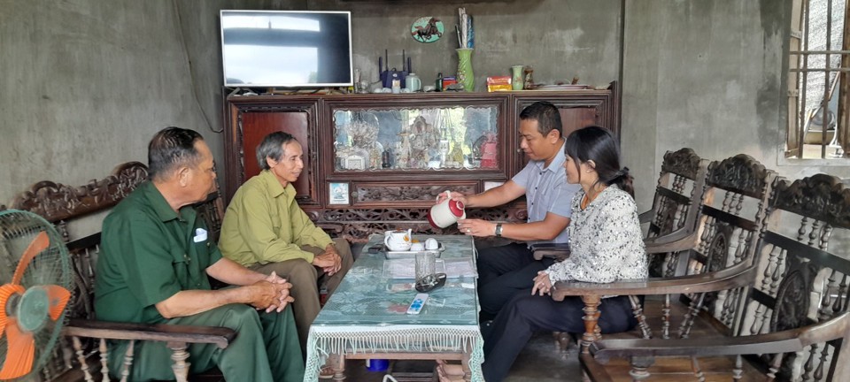 C&aacute;n bộ Ph&ograve;ng Lao động - Thương binh v&agrave; X&atilde; hội huyện Ea Kar thăm gia đ&igrave;nh thương b&igrave;nh Nguyễn Trọng Miền.