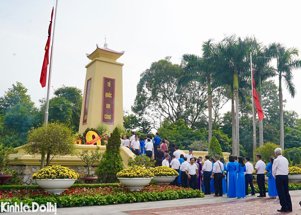 D&acirc;ng hương tưởng nhớ c&aacute;c anh h&ugrave;ng liệt sĩ ng&agrave;y 27/7 l&agrave; một hoạt động &yacute; nghĩa thể hiện l&ograve;ng biết ơn s&acirc;u sắc đối với sự hy sinh của thế hệ cha anh v&igrave; độc lập, tự do của Tổ quốc.