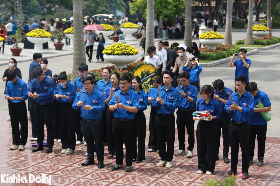 Đo&agrave;n vi&ecirc;n, thanh ni&ecirc;n Trường Đại học Kinh tế quốc d&acirc;n đến thắp hương, gửi l&ograve;ng th&agrave;nh k&iacute;nh đến c&aacute;c anh h&ugrave;ng liệt sĩ.