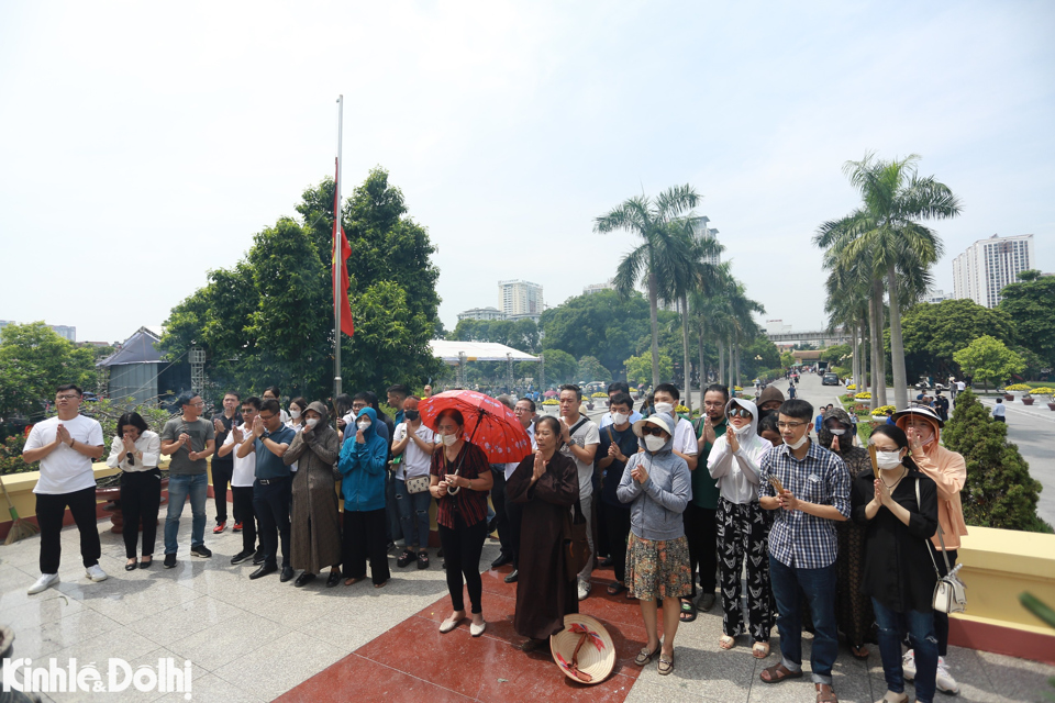 Nh&acirc;n dịp 27/7, đ&ocirc;ng đảo người d&acirc;n tr&ecirc;n địa b&agrave;n H&agrave; Nội đ&atilde; đến Nghĩa trang Mai Dịch d&acirc;ng hương tưởng nhớ, tri &acirc;n c&aacute;c anh h&ugrave;ng liệt sĩ.