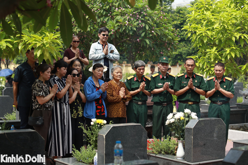 Nhiều&nbsp;người l&agrave; th&acirc;n nh&acirc;n, đồng đội cũ của c&aacute;c liệt sĩ đến d&acirc;ng hương trước đ&agrave;i tưởng niệm v&agrave; c&aacute;c ng&ocirc;i mộ liệt sĩ.