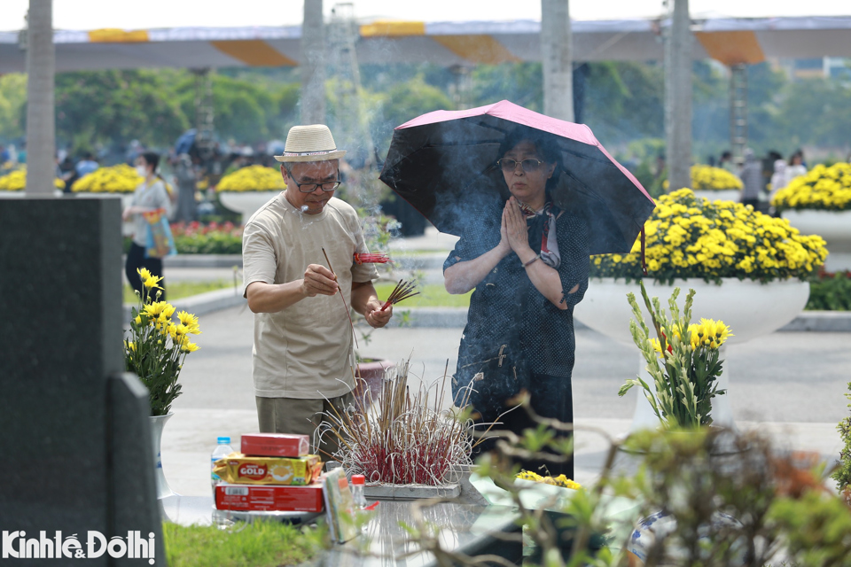 Người th&acirc;n th&agrave;nh k&iacute;nh thắp n&eacute;n hương thơm, c&uacute;i đầu trước c&aacute;c phần mộ liệt sĩ.