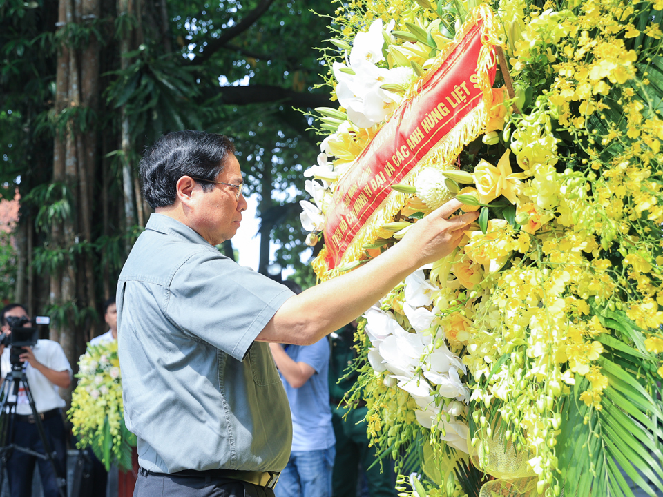 Thủ tướng Phạm Minh Ch&iacute;nh v&agrave; Đo&agrave;n c&ocirc;ng t&aacute;c d&acirc;ng hoa tại Khu di t&iacute;ch lịch sử Quốc gia 27/7 ở x&oacute;m B&agrave;n Cờ, thị trấn H&ugrave;ng Sơn, huyện Đại Từ, tỉnh Th&aacute;i Nguy&ecirc;n - Ảnh: VGP/Nhật Bắc &nbsp;