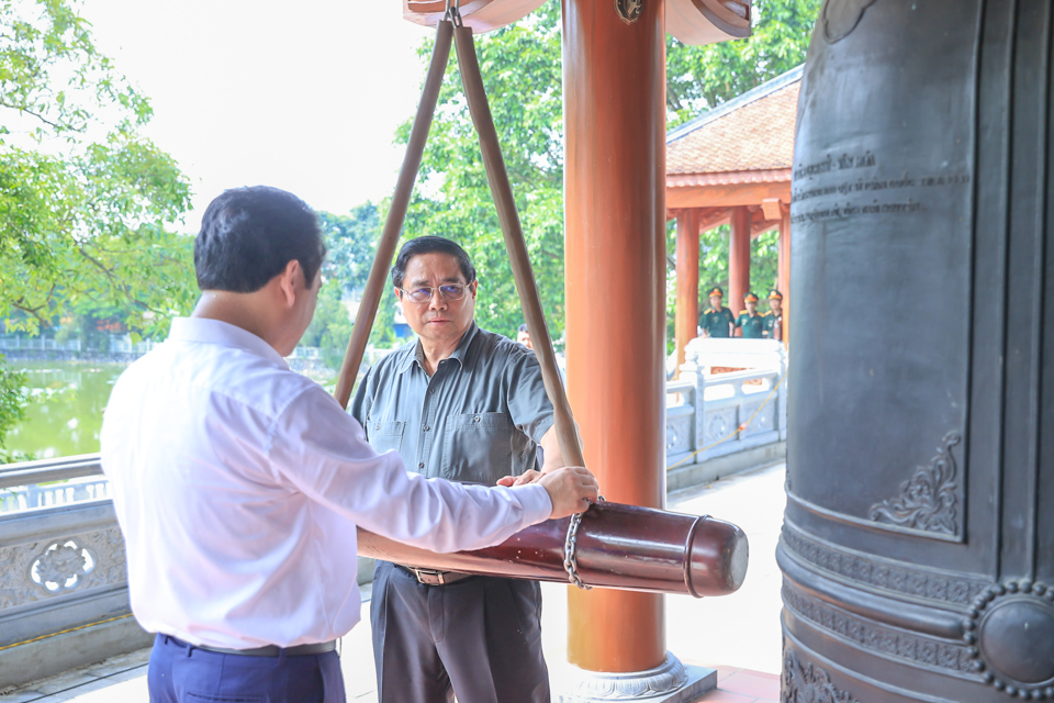 Thủ tướng Phạm Minh Ch&iacute;nh v&agrave; B&iacute; thư Tỉnh ủy Th&aacute;i Nguy&ecirc;n thỉnh chu&ocirc;ng tại Khu di t&iacute;ch lịch sử Quốc gia 27/7 - Ảnh: VGP/Nhật Bắc &nbsp;