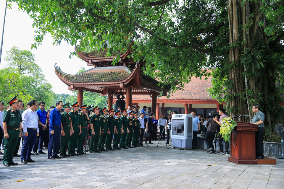 Thủ tướng n&ecirc;u r&otilde; đời sống của người c&oacute; c&ocirc;ng v&agrave; gia đ&igrave;nh người c&oacute; c&ocirc;ng với c&aacute;ch mạng kh&ocirc;ng ngừng được cải thiện về cả vật chất v&agrave; tinh thần. Ảnh: VGP/Nhật Bắc &nbsp;