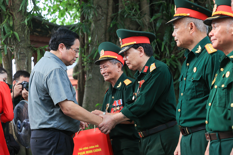 Thủ tướng tặng qu&agrave; người c&oacute; c&ocirc;ng với c&aacute;ch mạng v&agrave; th&acirc;n nh&acirc;n liệt sĩ tr&ecirc;n địa b&agrave;n huyện Đại Từ - Ảnh: VGP/Nhật Bắc &nbsp;